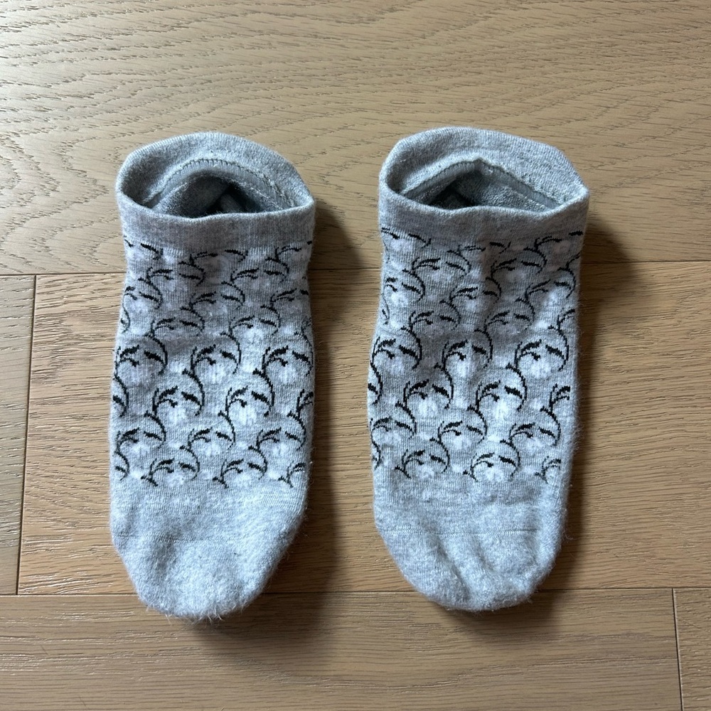 Gray & Black Floral Pure Barre Tavi Grip Socks